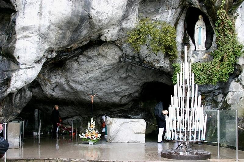 Fotografía de referencia de la Gruta de Lourdes; esta demostración no está afiliada al santuario